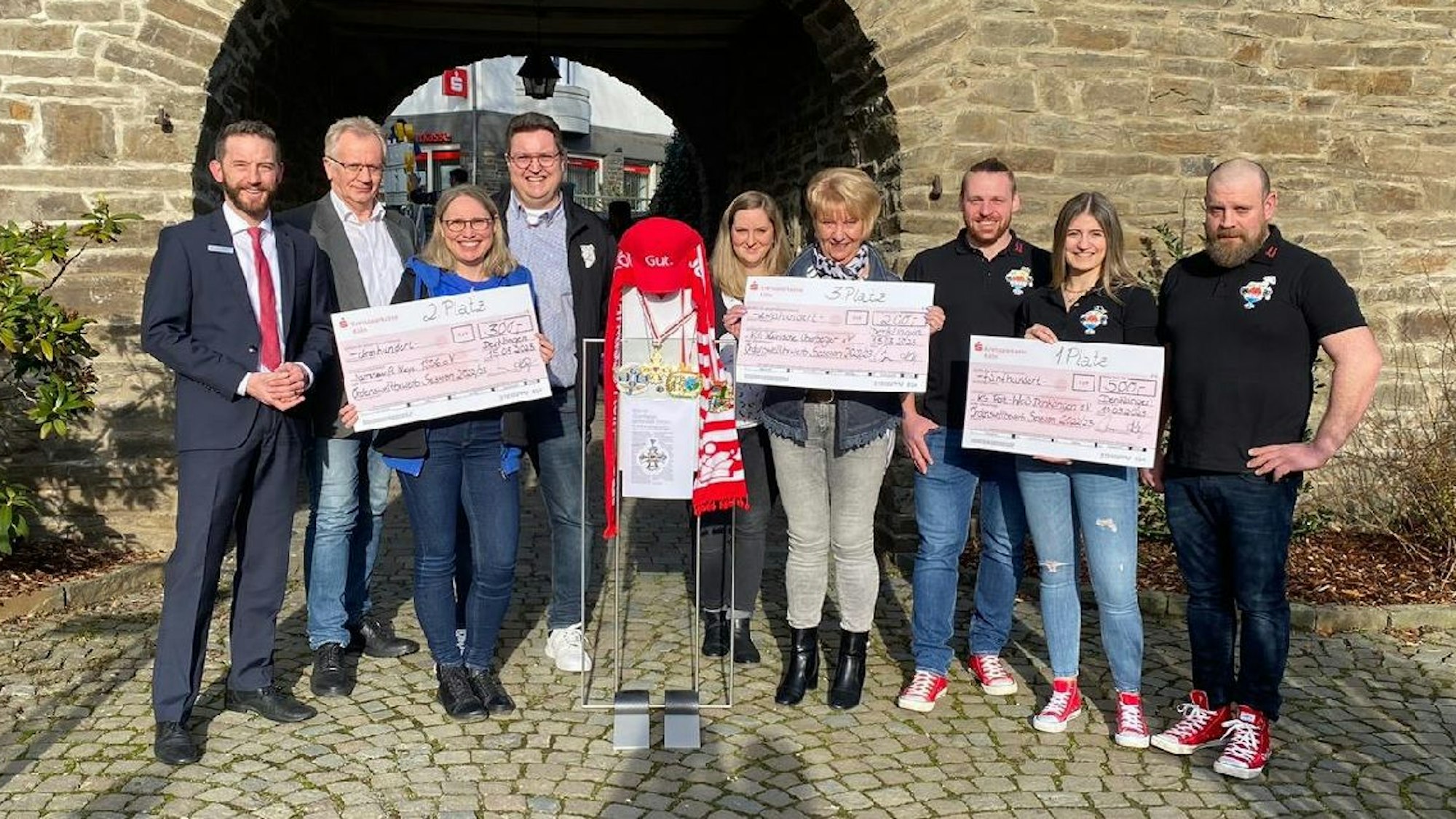 Die Gewinner des Ordenswettbewerbs bei der Übergabe der Preise.