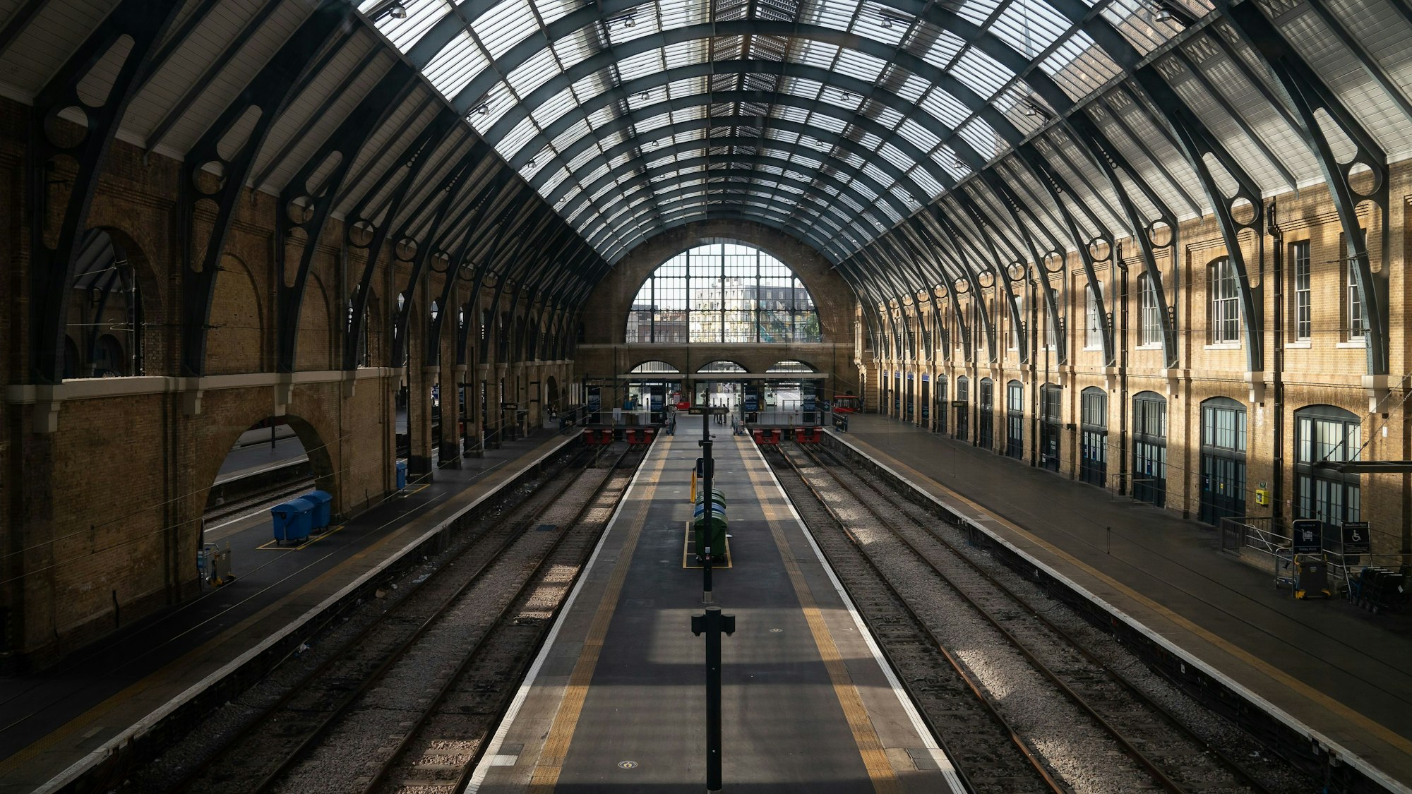 Blick auf die leeren Gleise im Bahnhof Kings Cross in London. (Symbolbild)