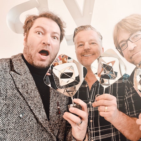 Freude über zwei Grimme-Preise: Sascha Gröhl (v.l.), André Dietz und Executive Producer Simon Becker.