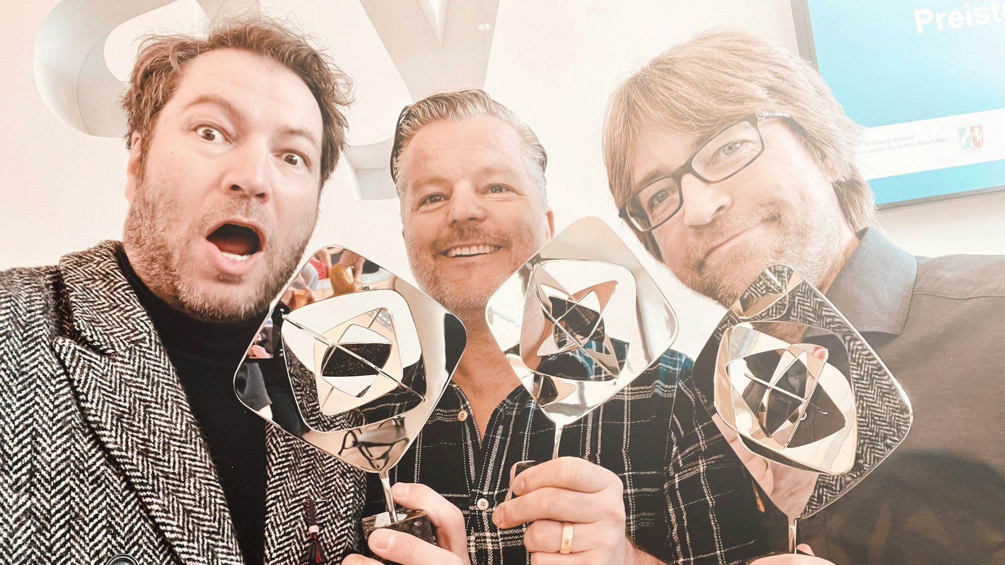 Freude über zwei Grimme-Preise: Sascha Gröhl (v.l.), André Dietz und Executive Producer Simon Becker.