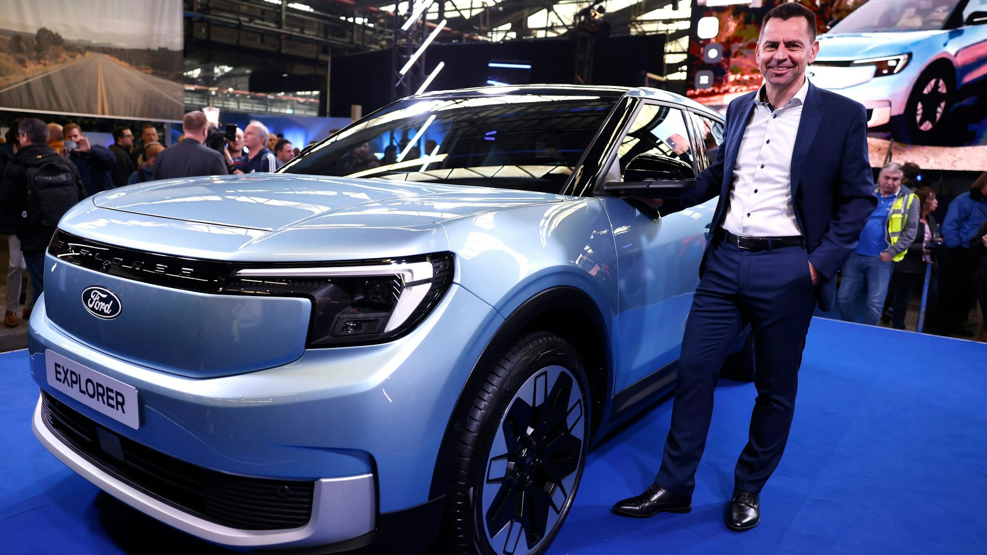 Ford-Werke-Chef Martin Sander präsentiert stolz das erste in Köln entwickelte vollelektrische Auto des Konzerns.