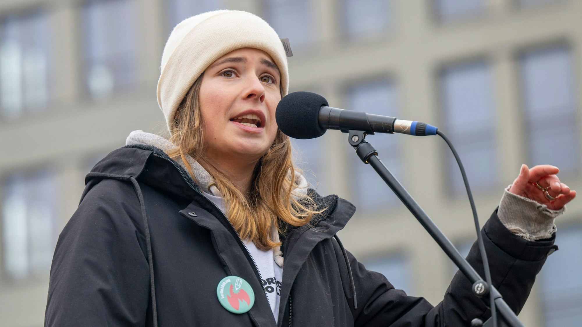 Klimaschutz-Aktivistin Luisa Neubauer spricht während einer Kundgebung von Fridays for Future.