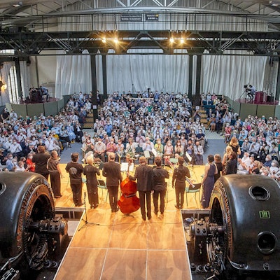 20.6.2022 Vor ausverkauftem Haus fand im Jugendstilkraftwerk in Heimbach der Eröffnungsabend der Spannungen statt.