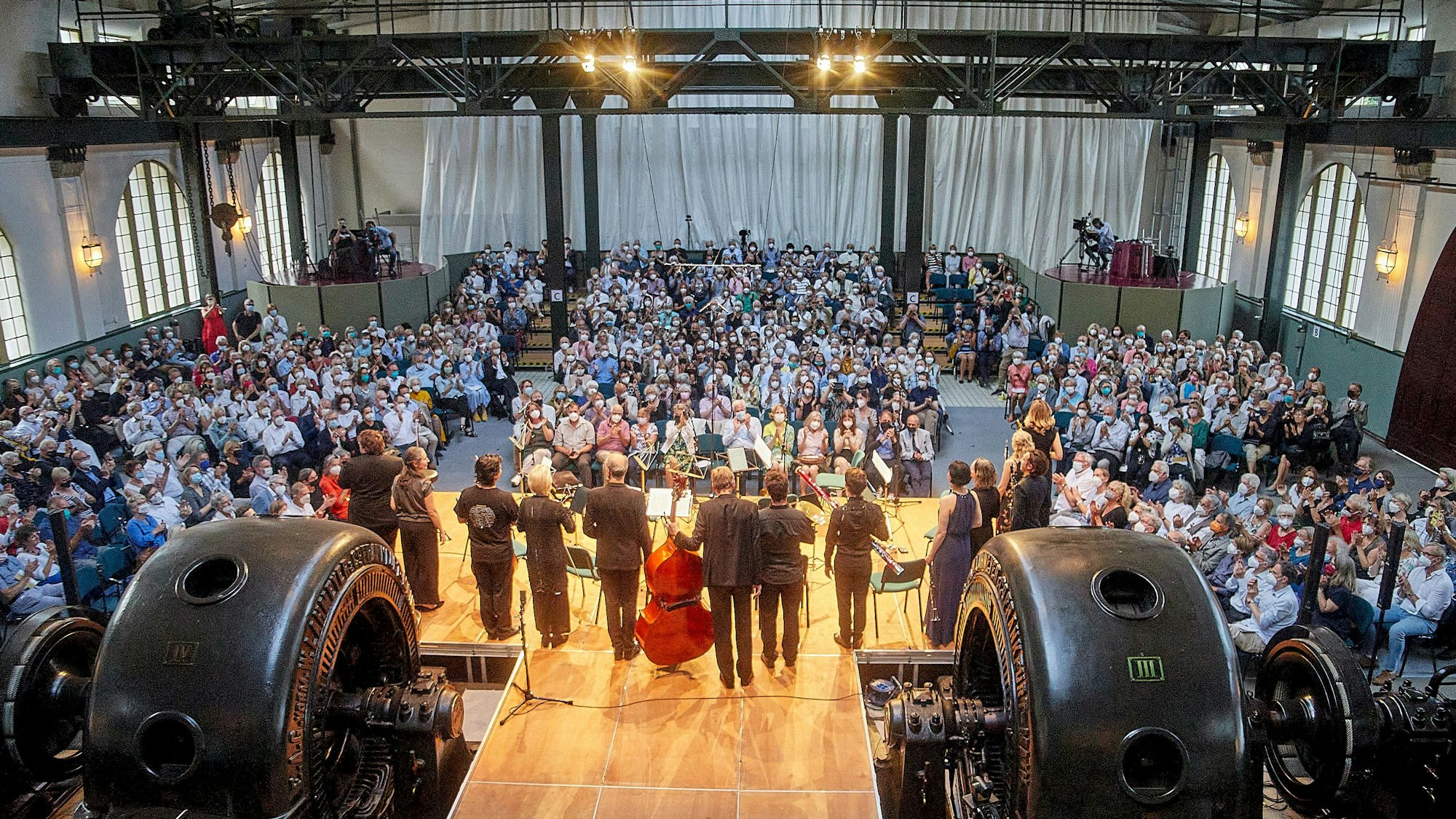 20.6.2022 Vor ausverkauftem Haus fand im Jugendstilkraftwerk in Heimbach der Eröffnungsabend der Spannungen statt.