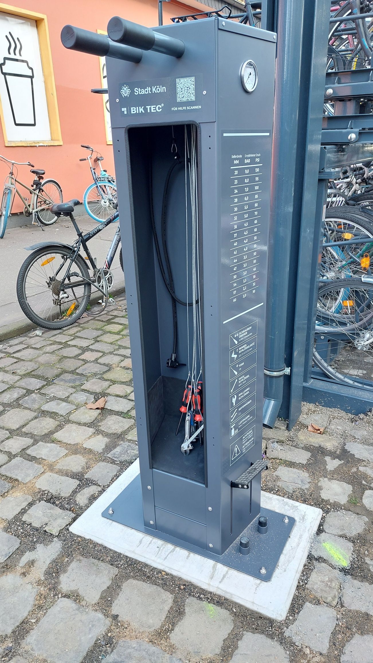 Die Fahrrad-Servicesäule am Bahnhof Köln-Süd. (Archivild 2023)