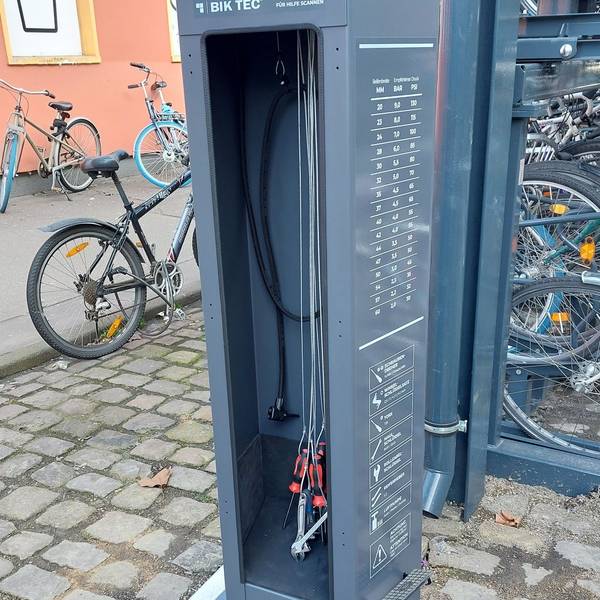 Die Fahrrad-Servicesäule am Bahnhof Köln-Süd. (Archivild 2023)