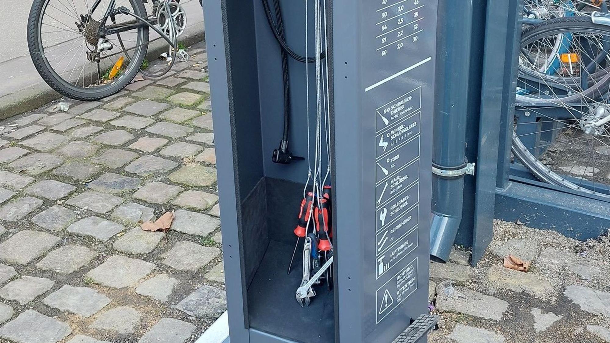 Die Fahrrad-Servicesäule am Bahnhof Köln-Süd. (Archivild 2023)