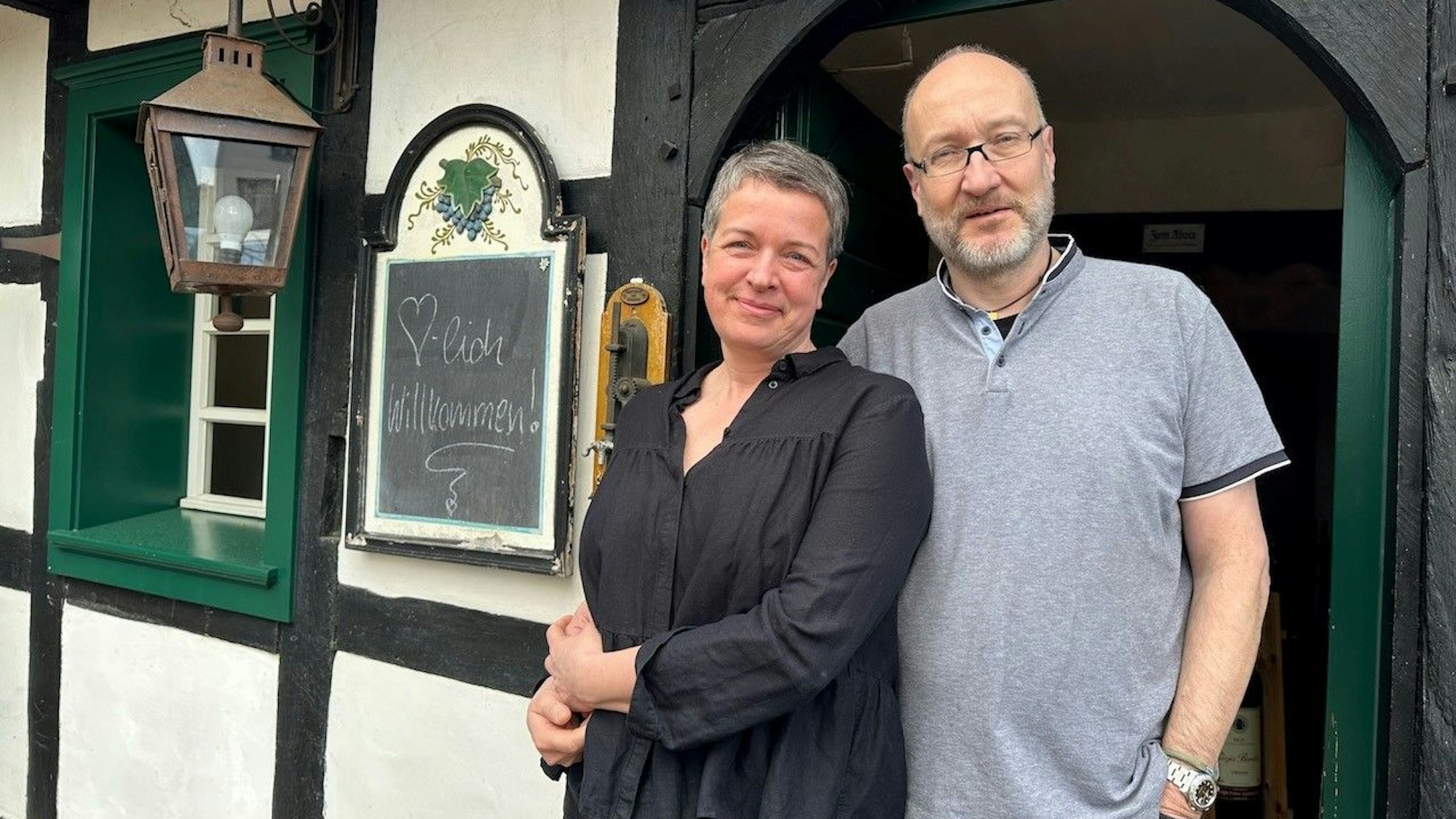 Helga und Christian Zeumer-Peer stehen im Restauranteingang.