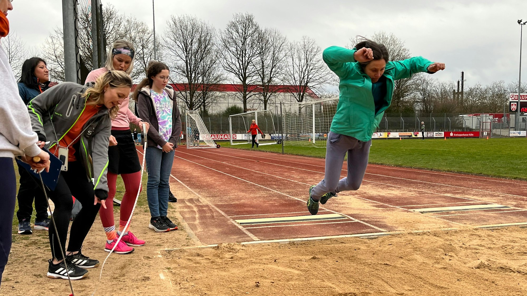 Ein Mädchen beim Weitsprung .