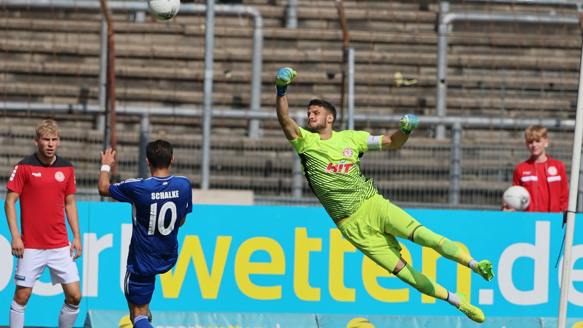 SC Fortuna Köln vs. Schalke 04 II, 4.Liga,
von links: Andreas Ivan (S04), Andre Weis (Fortuna), 20.08.2022, Bild: Herbert Bucco