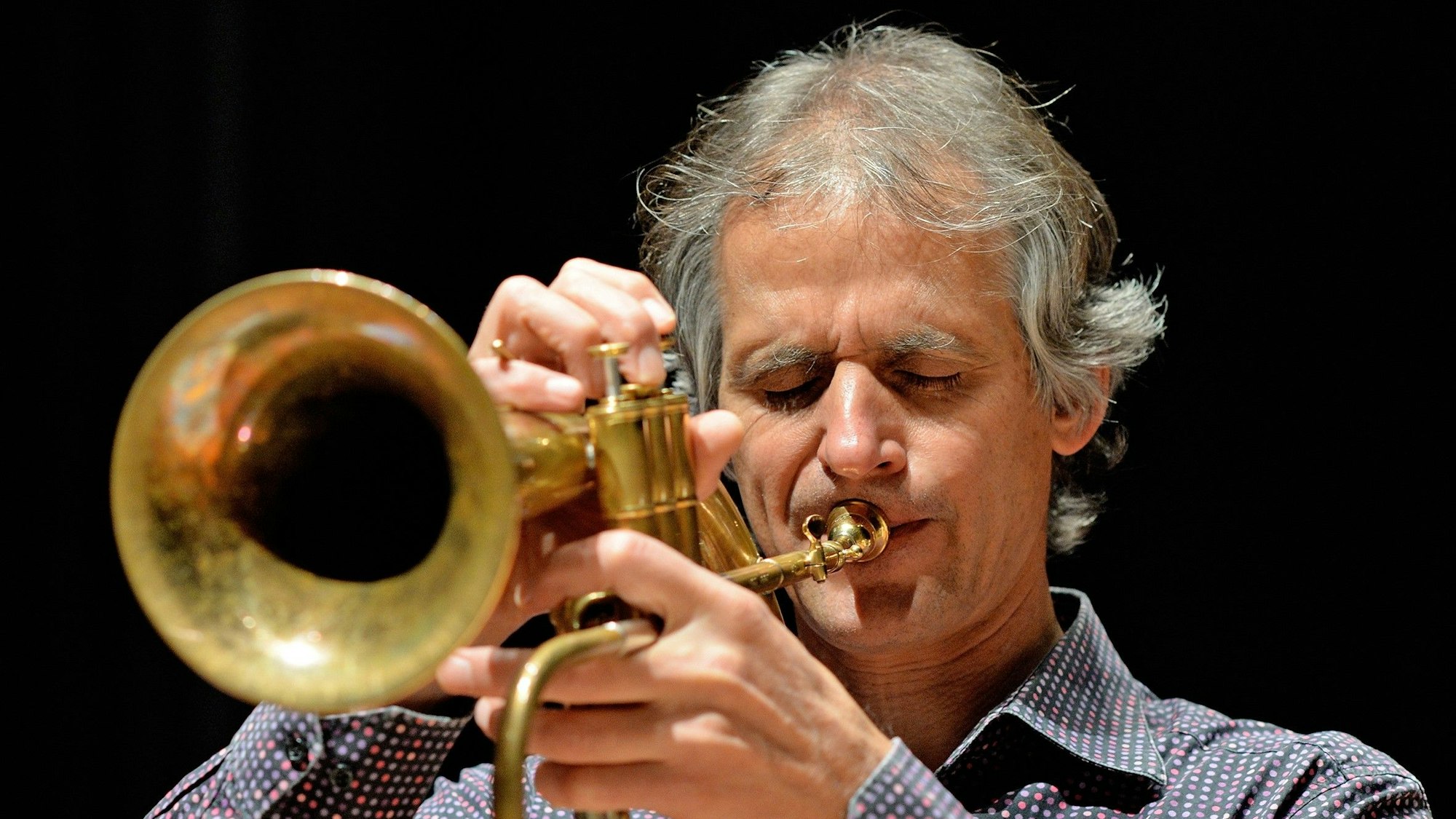 Markus Stockhausen spielt Trompete.