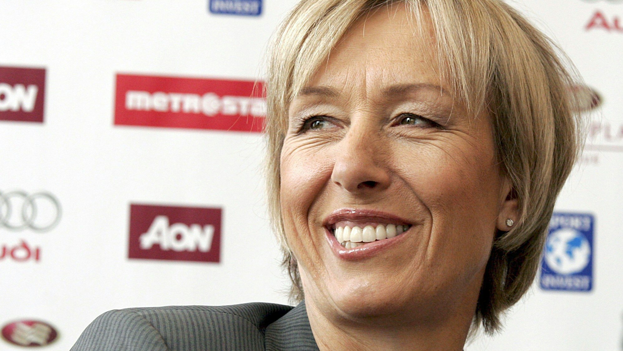 Der Ex-Tennisstar Martina Navratilova lächelt bei einer Pressekonferenz in Prag