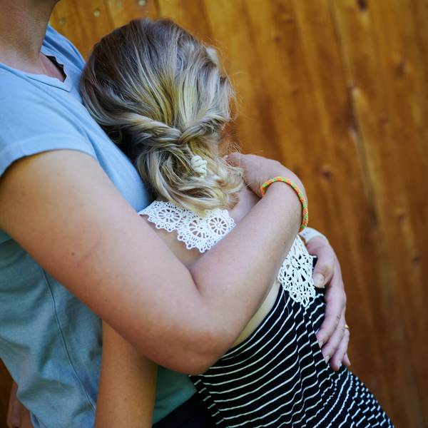 Schutz und Geborgenheit: Eine Mutter nimmt ihr Kind in den Arm.