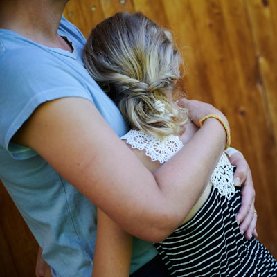 Schutz und Geborgenheit: Eine Mutter nimmt ihr Kind in den Arm.