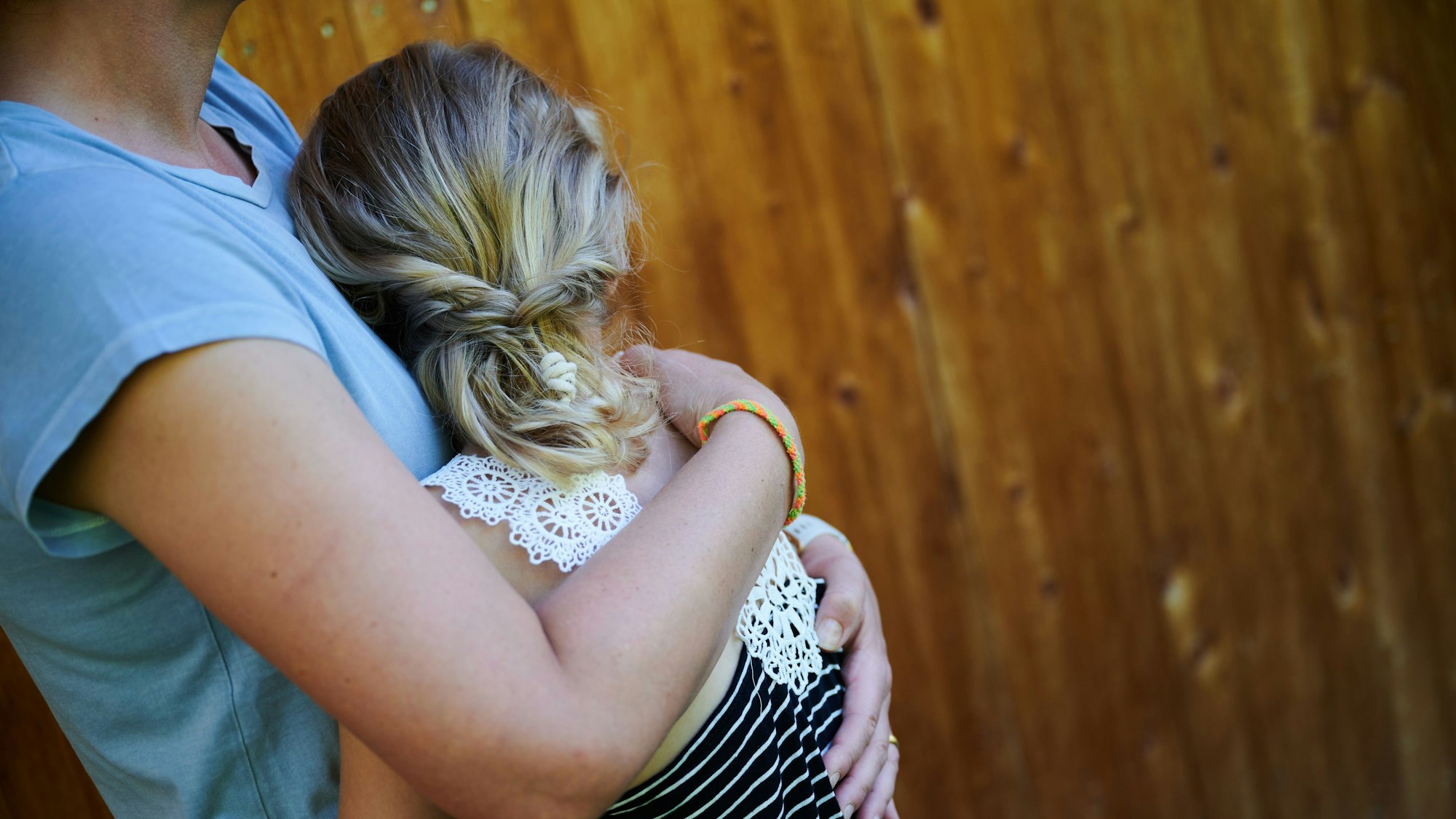 Schutz und Geborgenheit: Eine Mutter nimmt ihr Kind in den Arm.