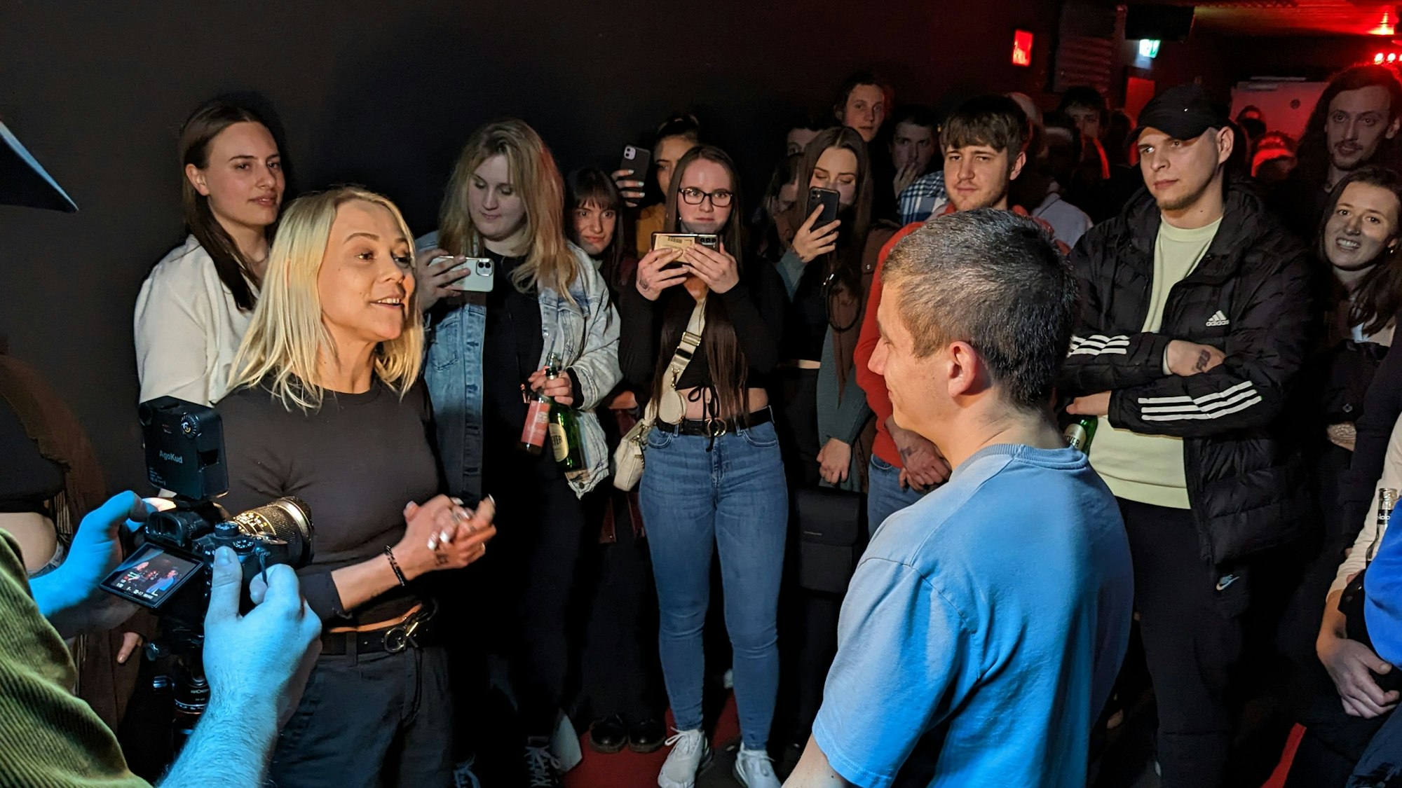 Zwei Rapper stehen im Kreis von Zuschauern.