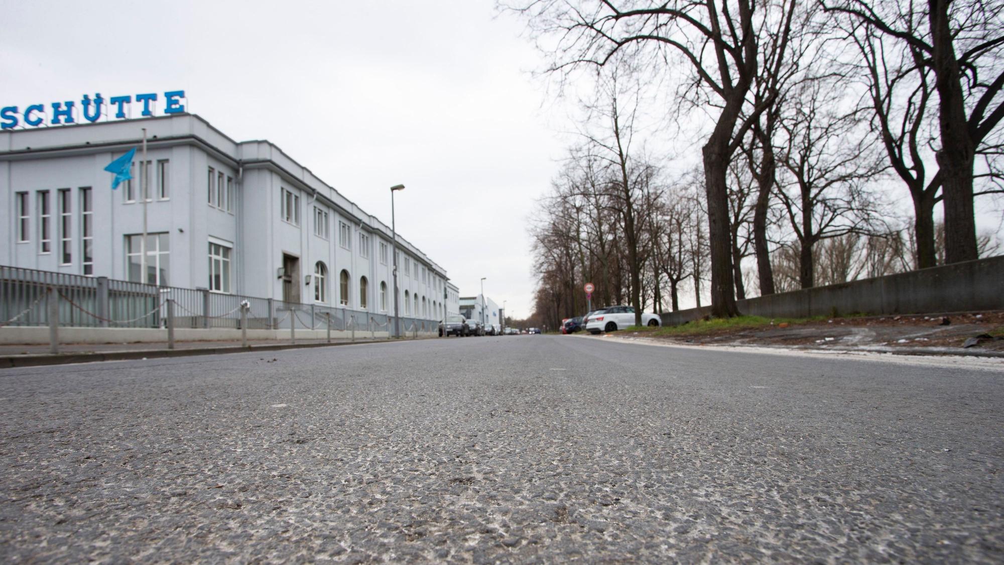 Die Alfred-Schütte-Allee in Köln Poll