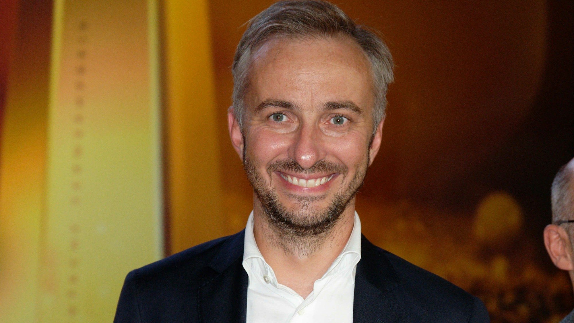 13.09.2022, Nordrhein-Westfalen, Köln: Der Satiriker Jan Böhmermann lacht bei der Verleihung der ersten Fernsehpreise 2022 bei der "Nacht der Kreativen".