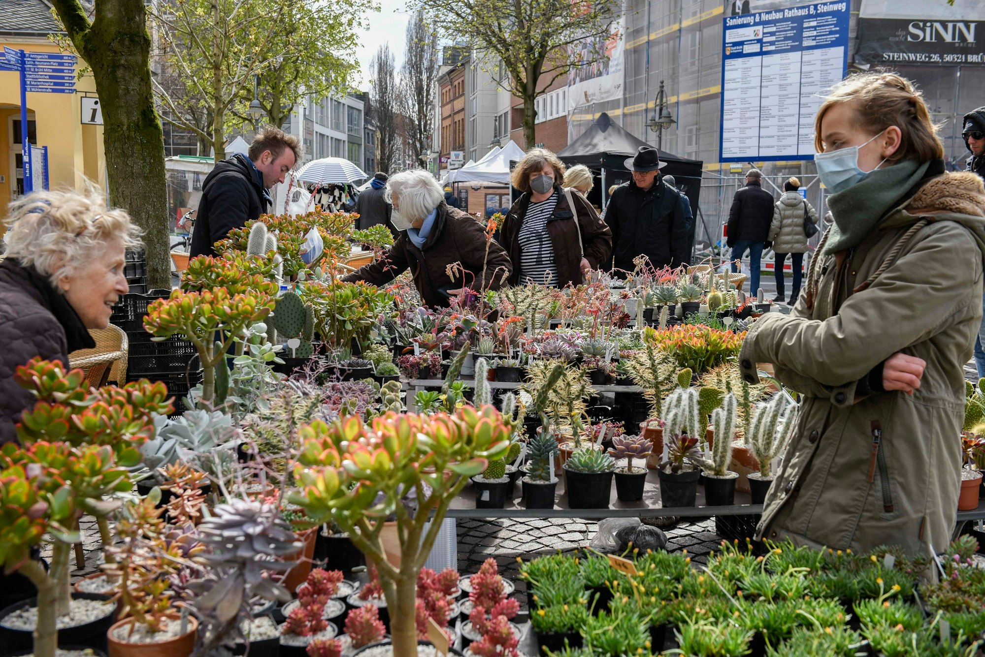 Blumen werden an Passanten verkauft.