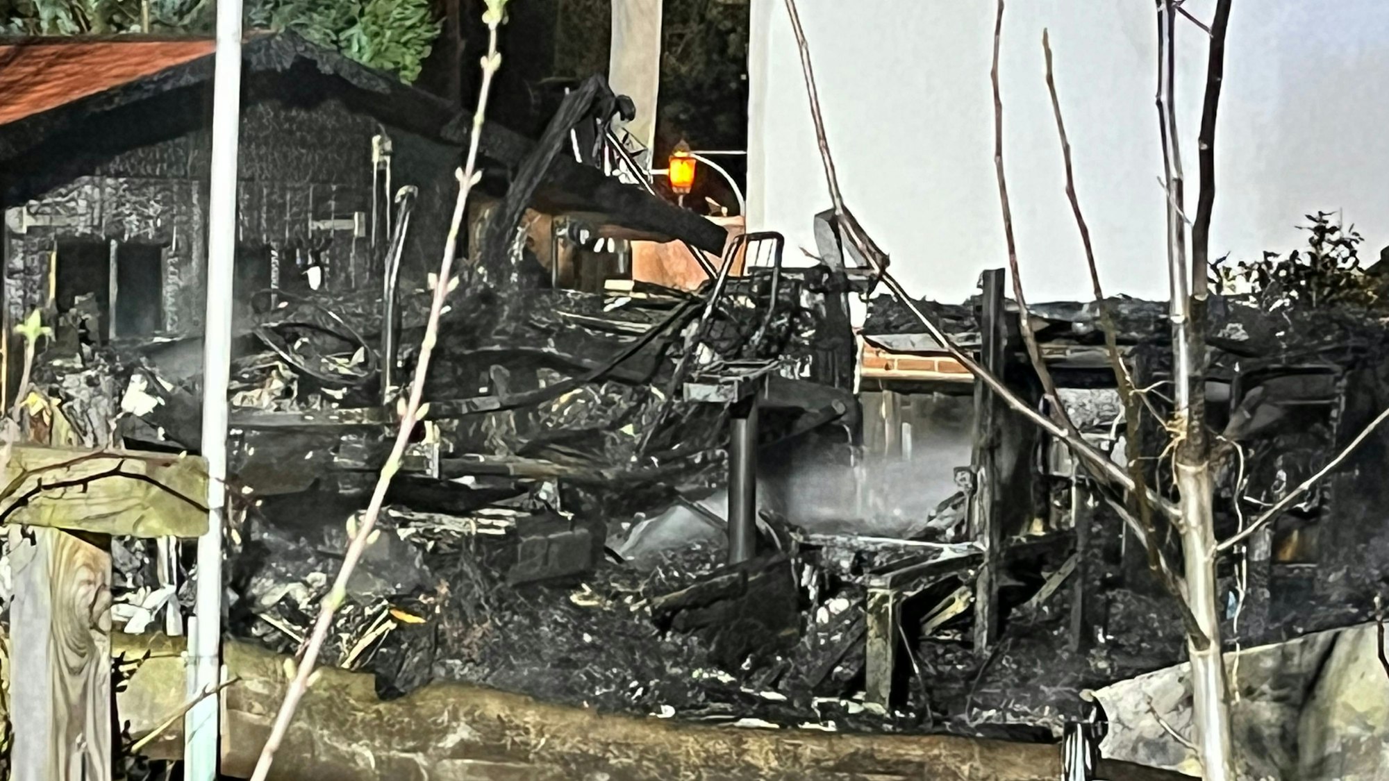 Die verkohlten Überreste des Wohnmobils.