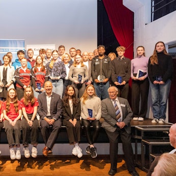 Sportlerwahl Rhein-Erft: Am Ende der Siegerehrung fanden sich alle Beteiligten zu einem Gruppenfoto zusammen.