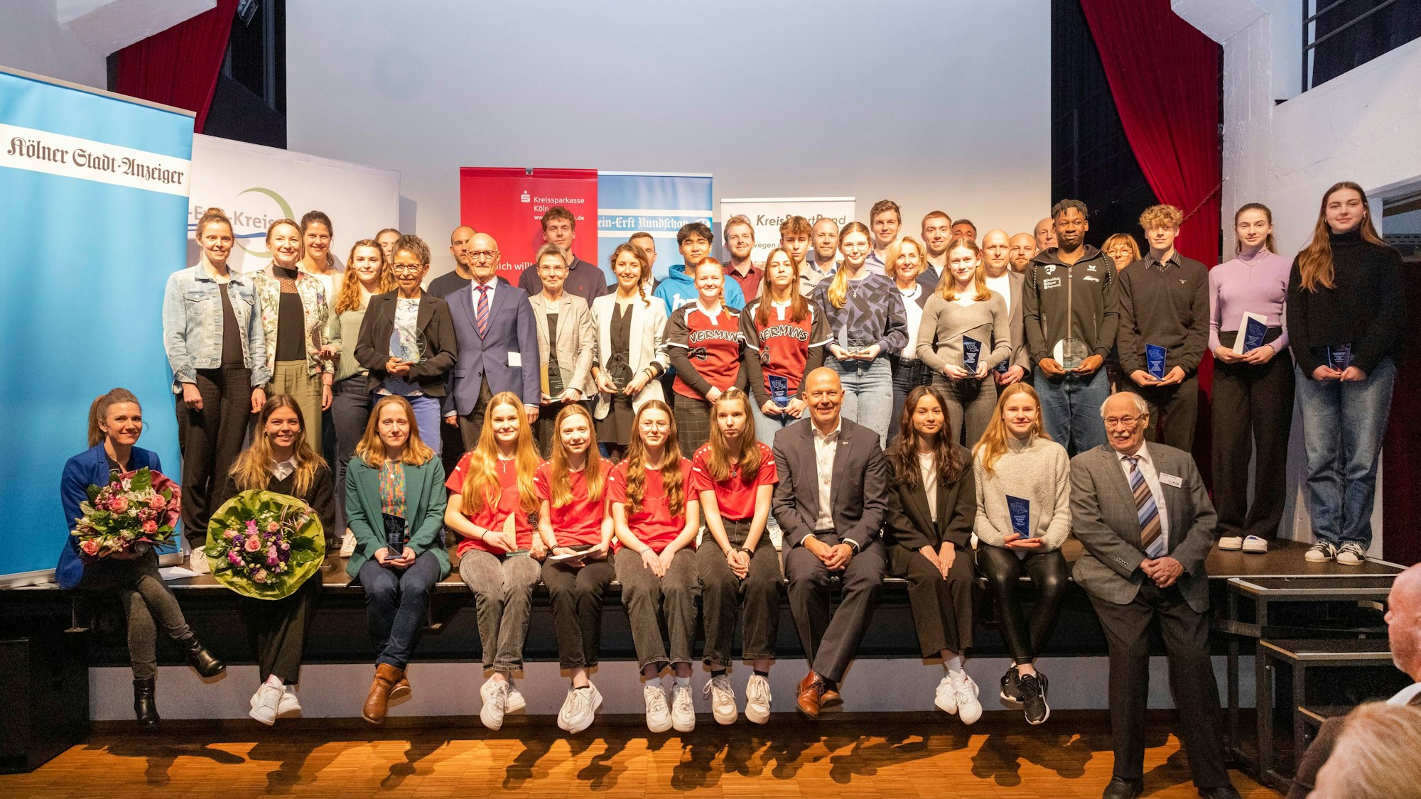 Sportlerwahl Rhein-Erft: Am Ende der Siegerehrung fanden sich alle Beteiligten zu einem Gruppenfoto zusammen.