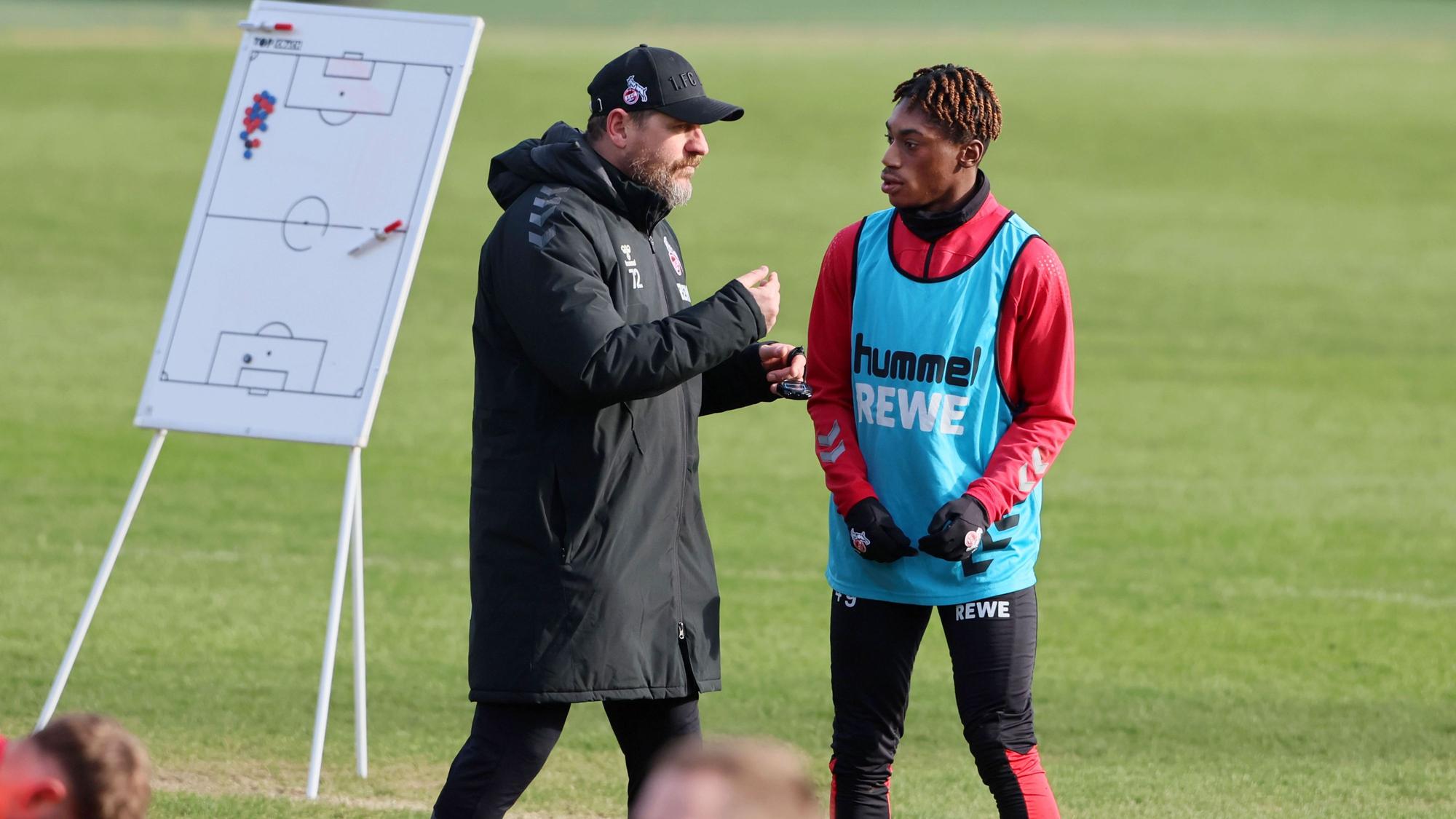 1. FC Köln, Training, von links: Steffen Baumgart, Justin Diehl (1. FC Köln), 09.02.2023, Bild: Herbert Bucco