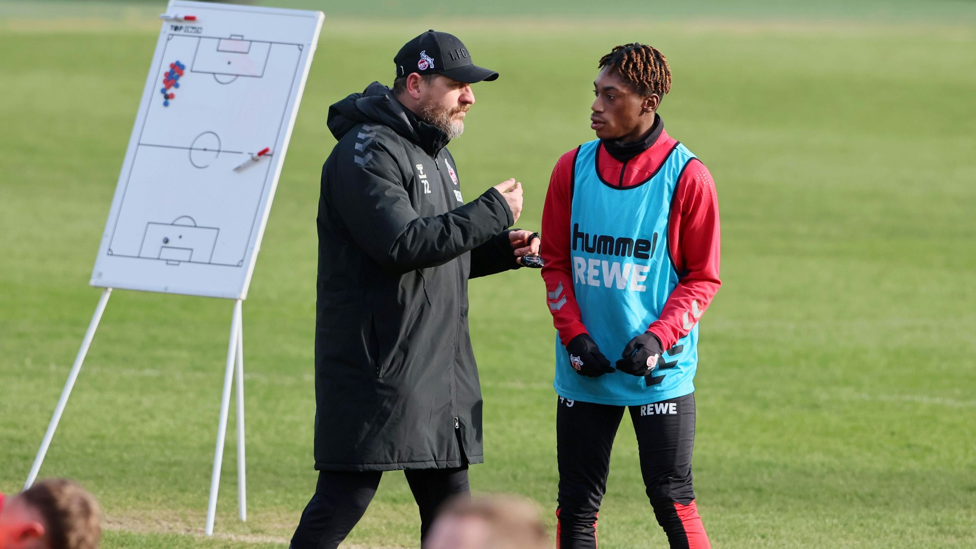 1. FC Köln, Training, von links: Steffen Baumgart, Justin Diehl (1. FC Köln), 09.02.2023, Bild: Herbert Bucco