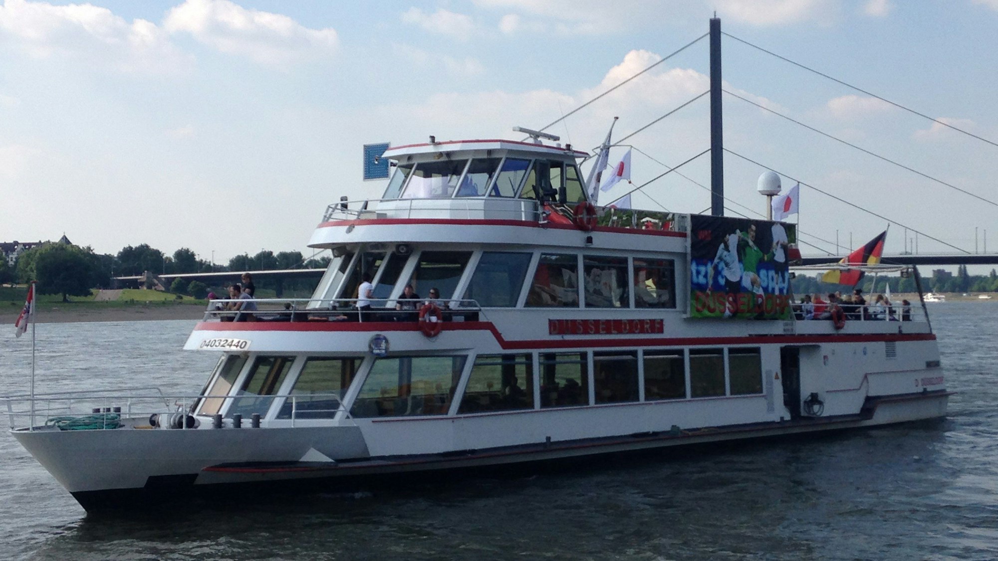 Die "MS Düsseldorf" schwimmt auf dem Rhein.