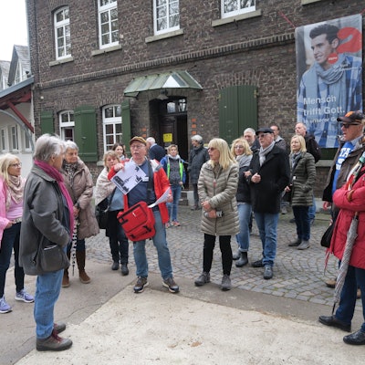 Die Gruppe, die an der Führung teilgenommen hat, steht in einem Innenhof.