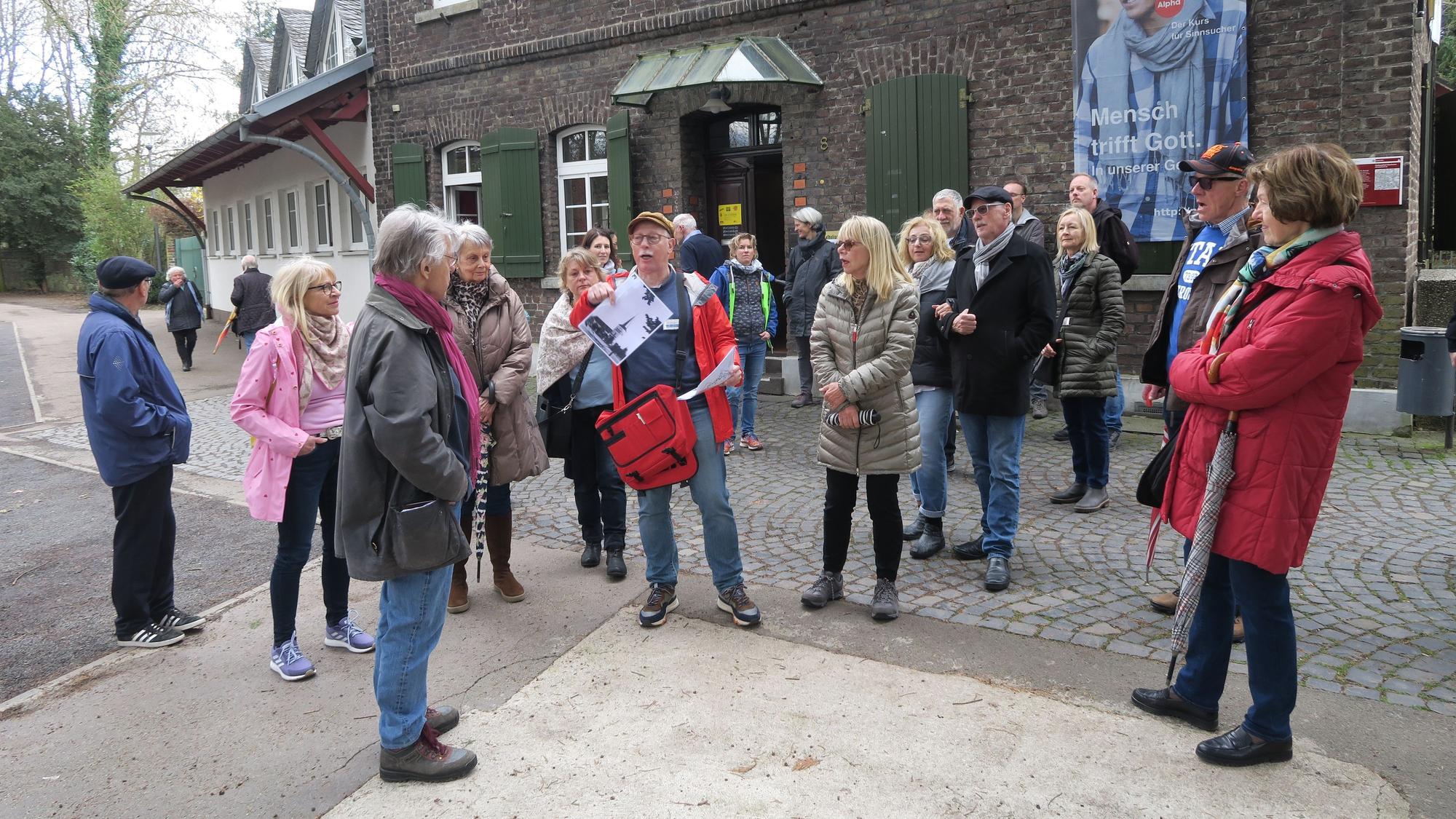Die Gruppe, die an der Führung teilgenommen hat, steht in einem Innenhof.
