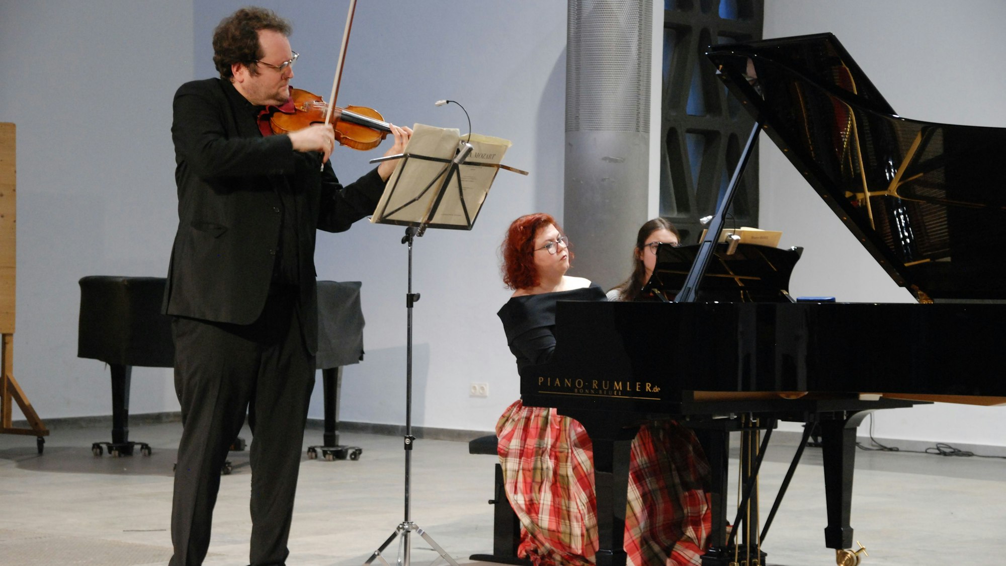 Wallgrabenkonzert mit Werner von Schnitzler und der Pianistin Ana Mirabela Dina.
