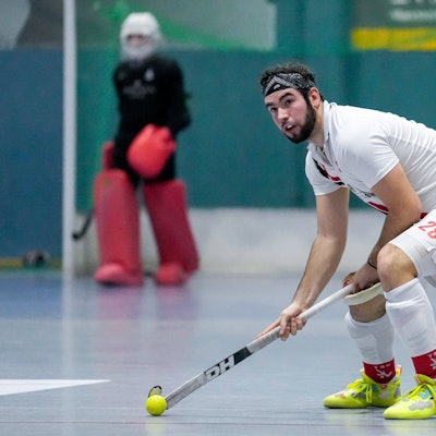 Yannick Dehoff TSVMH, 28, am Ball, Freisteller, Ganzkörper, Einzelbild, Aktion, Action, 14.01.2022, Mannheim Deutschland, Hallenhockey, 1. Bundesliga Süd, Herren, TSV Mannheim - Nürnberger HTC *** Yannick Dehoff TSVMH, 28 , on the ball, crop, full body, single image, action, action, 14 01 2022, Mannheim Germany , indoor field hockey, 1 Bundesliga Süd, men, TSV Mannheim Nürnberger HTC xozx