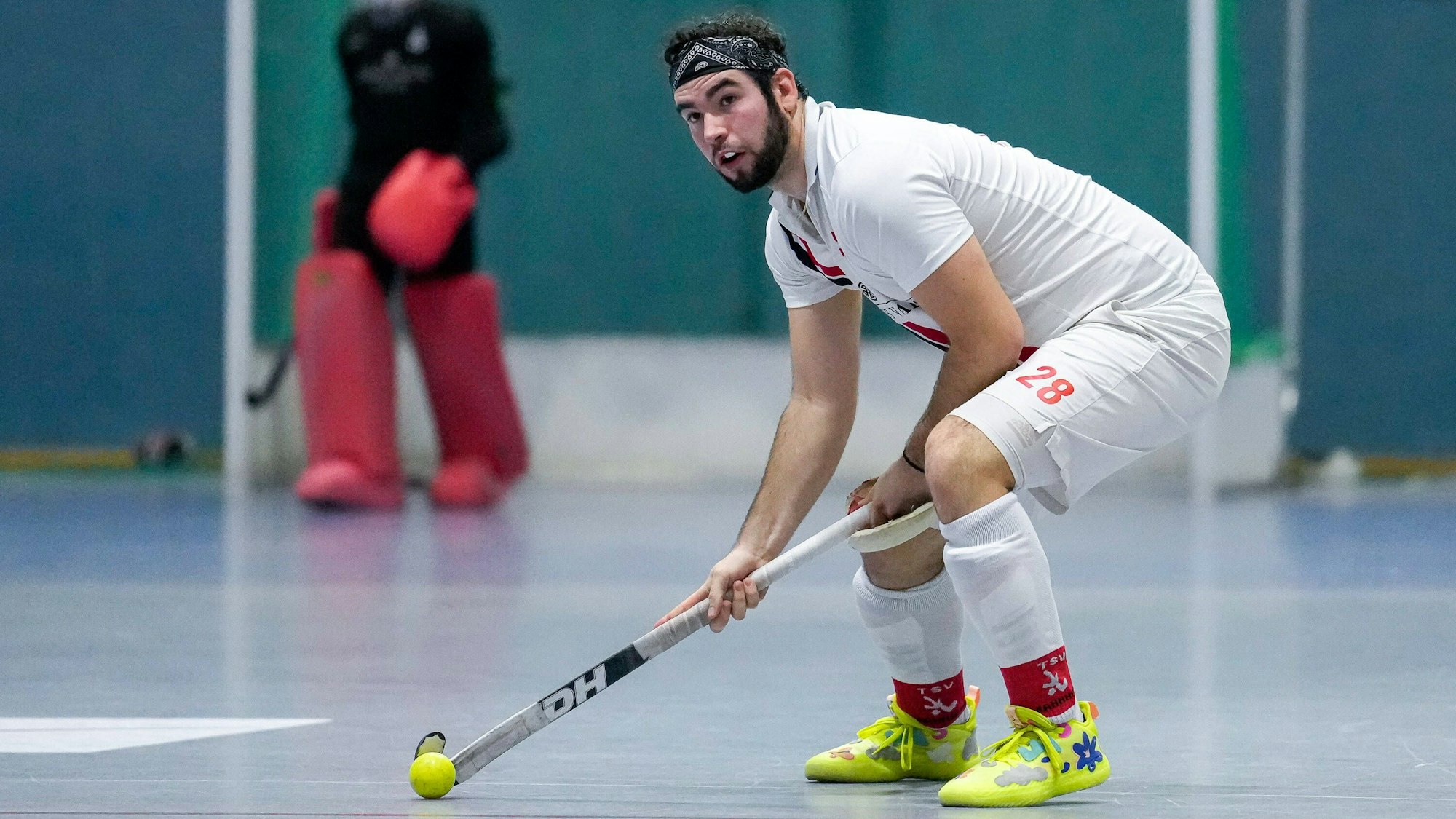Yannick Dehoff TSVMH, 28, am Ball, Freisteller, Ganzkörper, Einzelbild, Aktion, Action, 14.01.2022, Mannheim Deutschland, Hallenhockey, 1. Bundesliga Süd, Herren, TSV Mannheim - Nürnberger HTC *** Yannick Dehoff TSVMH, 28 , on the ball, crop, full body, single image, action, action, 14 01 2022, Mannheim Germany , indoor field hockey, 1 Bundesliga Süd, men, TSV Mannheim Nürnberger HTC xozx