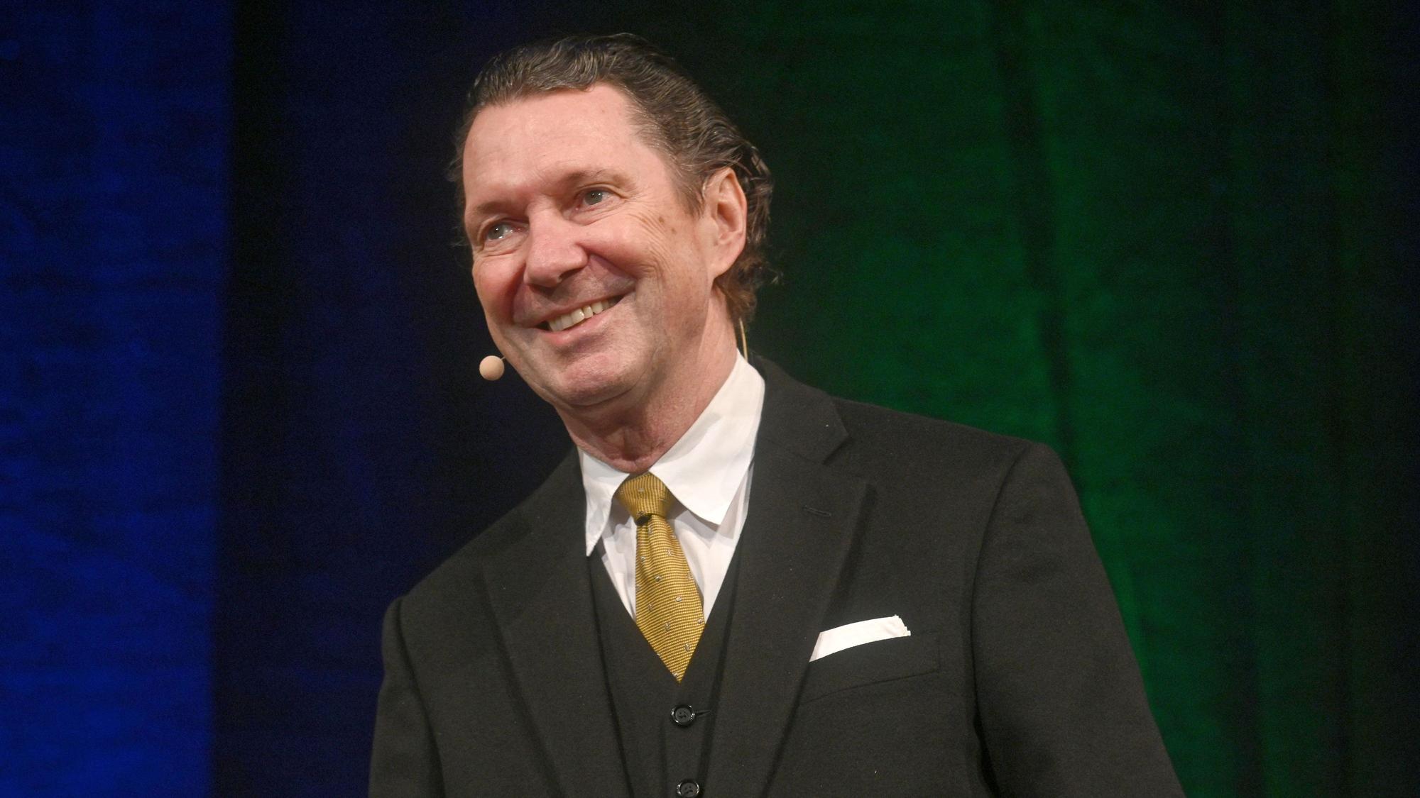 Autor Martin Suter lächelt