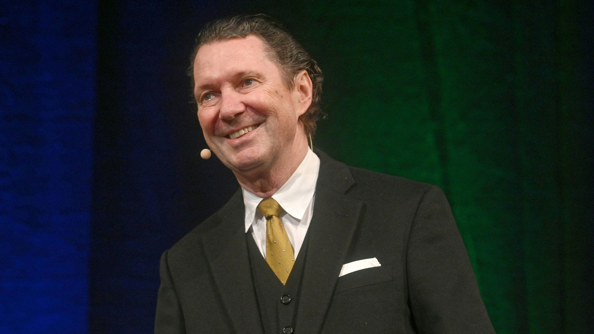 Autor Martin Suter lächelt