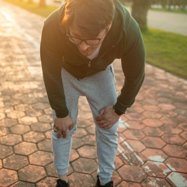Mann in Joggingkleidung sieht erschöpft aus.