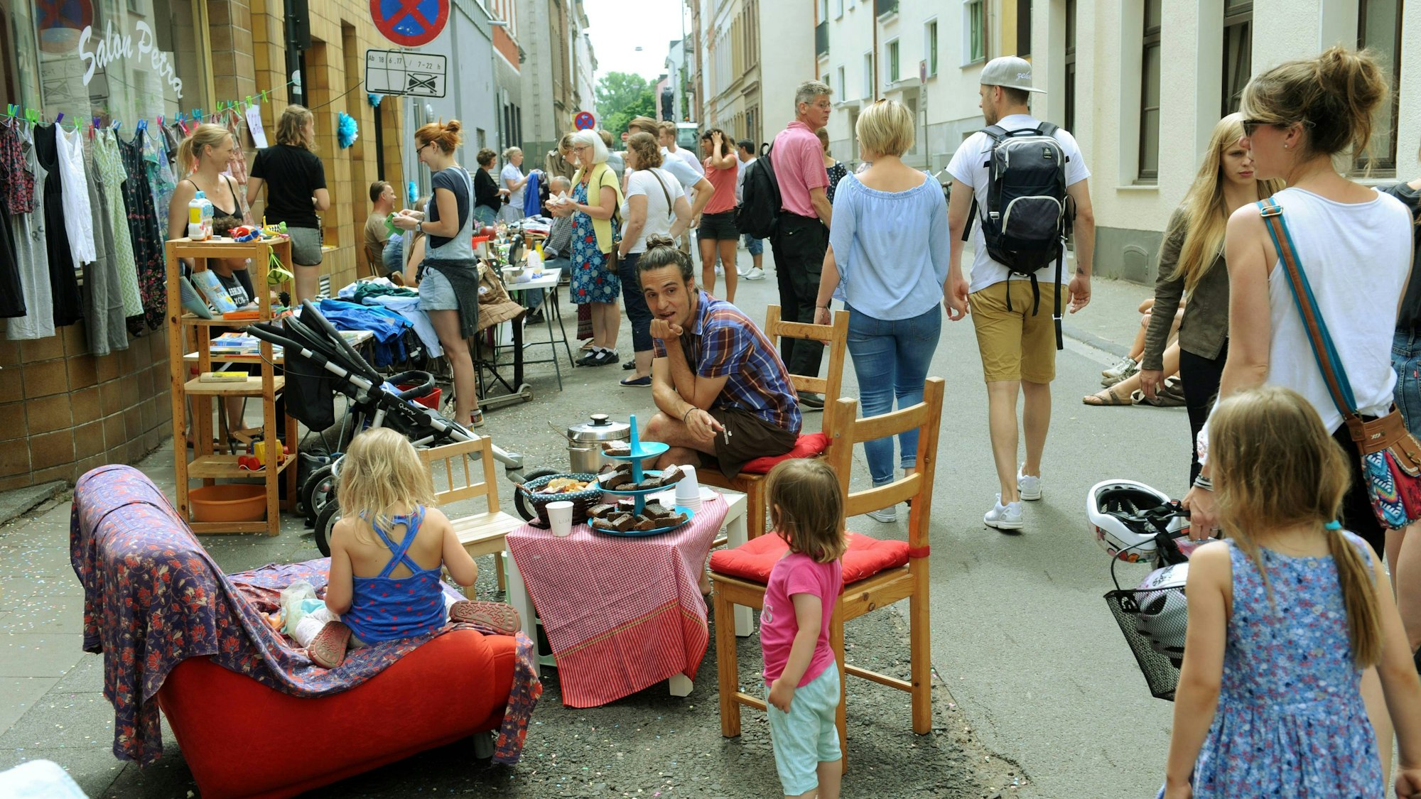 In der Straße ist ein Trödelmarkt aufgebaut.