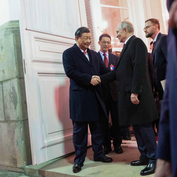 Der russische Präsident Wladimir Putin (r.) verabschiedet sich in Moskau von Chinas Präsident Xi Jinping.