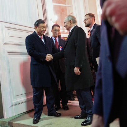 Der russische Präsident Wladimir Putin (r.) verabschiedet sich in Moskau von Chinas Präsident Xi Jinping.