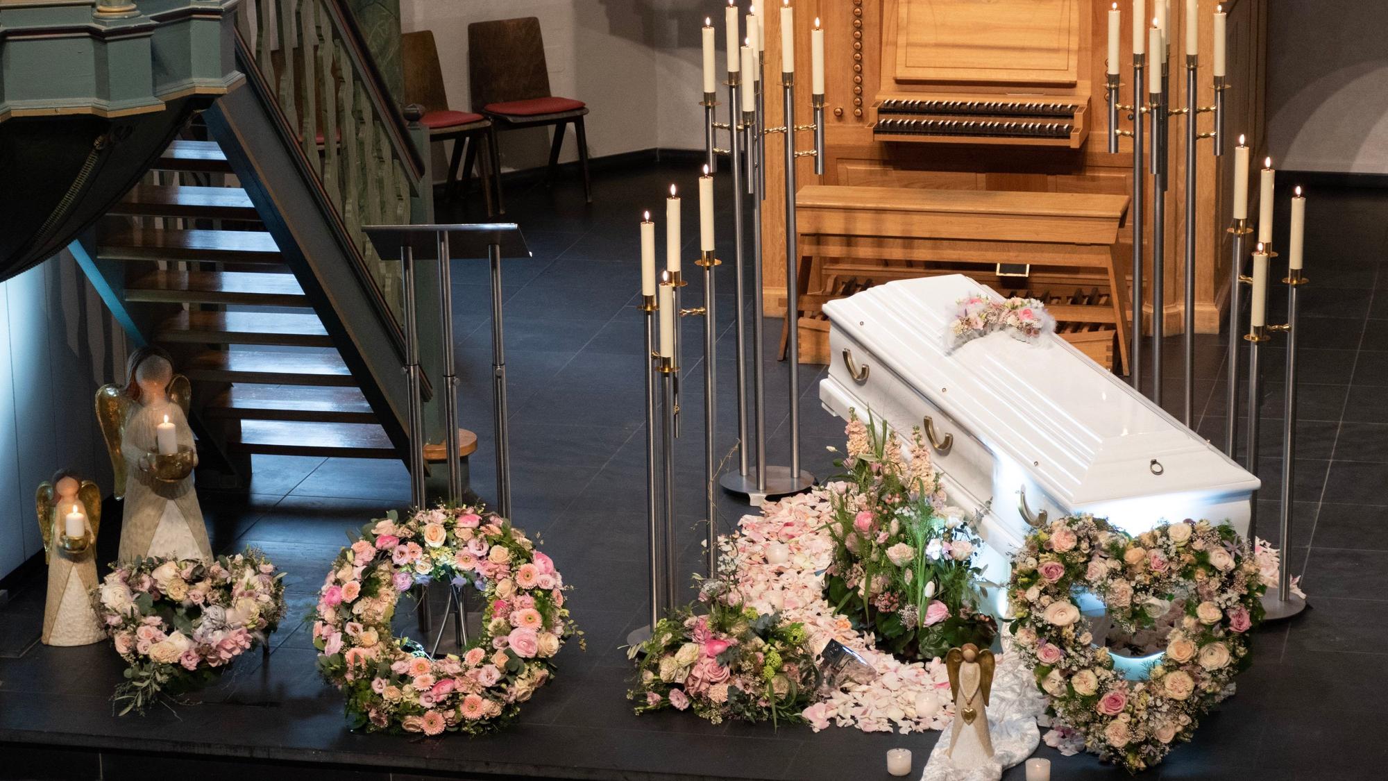 Freudenberg: Der Sarg von Luise steht in der evangelischen Kirche in Freudenberg, in der der Trauergottesdienst stattfand. Mit einer Trauerfeier nehmen Angehörige der getöteten zwölfjährigen Luise aus Freudenberg im Siegerland Abschied von dem Mädchen.