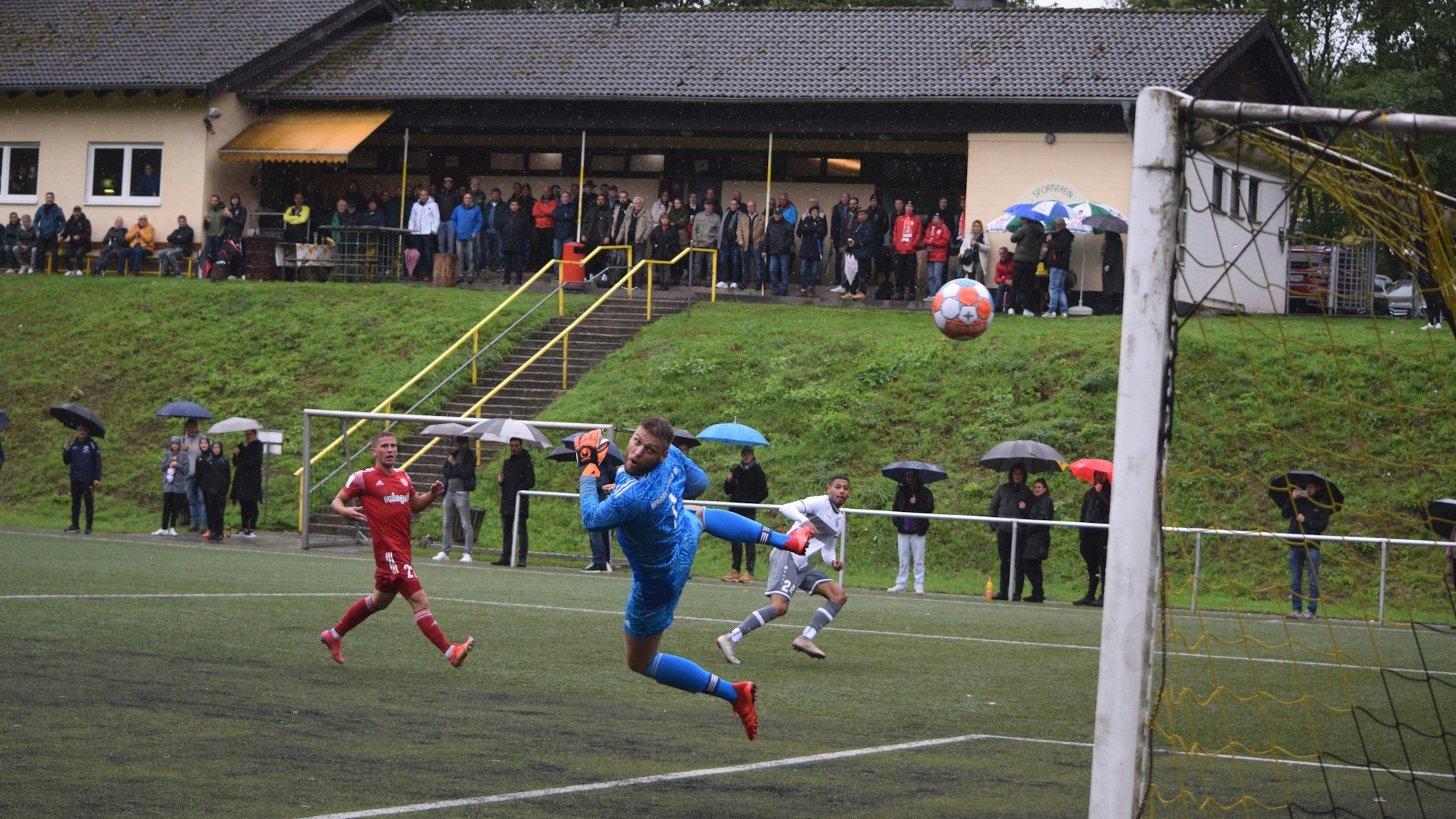 Manuel Kabambi trifft zum 1:0, Keeper Hechler und Mc Cormick gucken zu