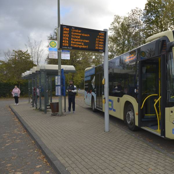 Das Archivfoto zeigt einen Ovag-Bus auf dem Lindlarer Busbahnhof.