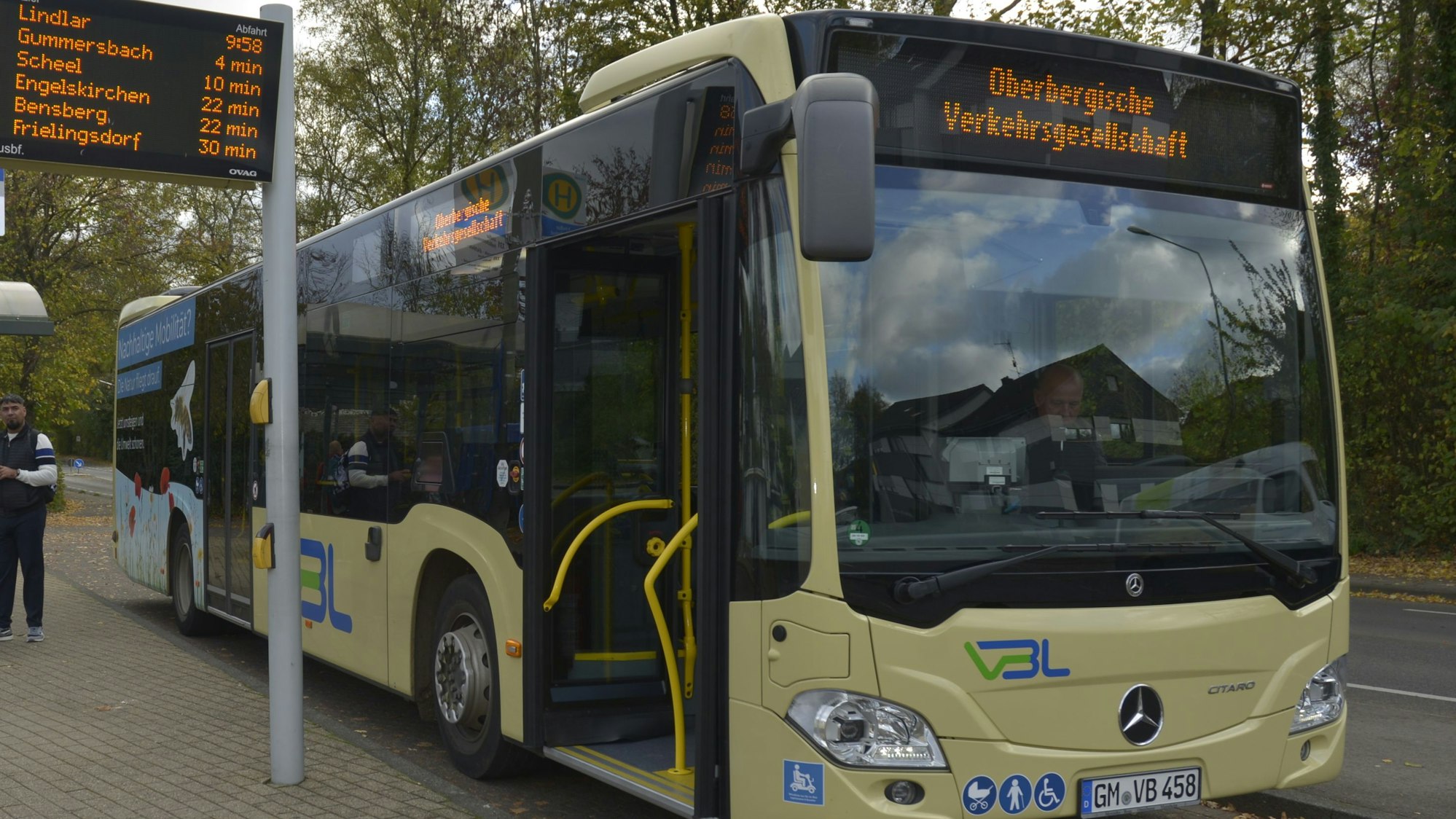 Ein Bus steht am Busbahnhof in Lindlar.