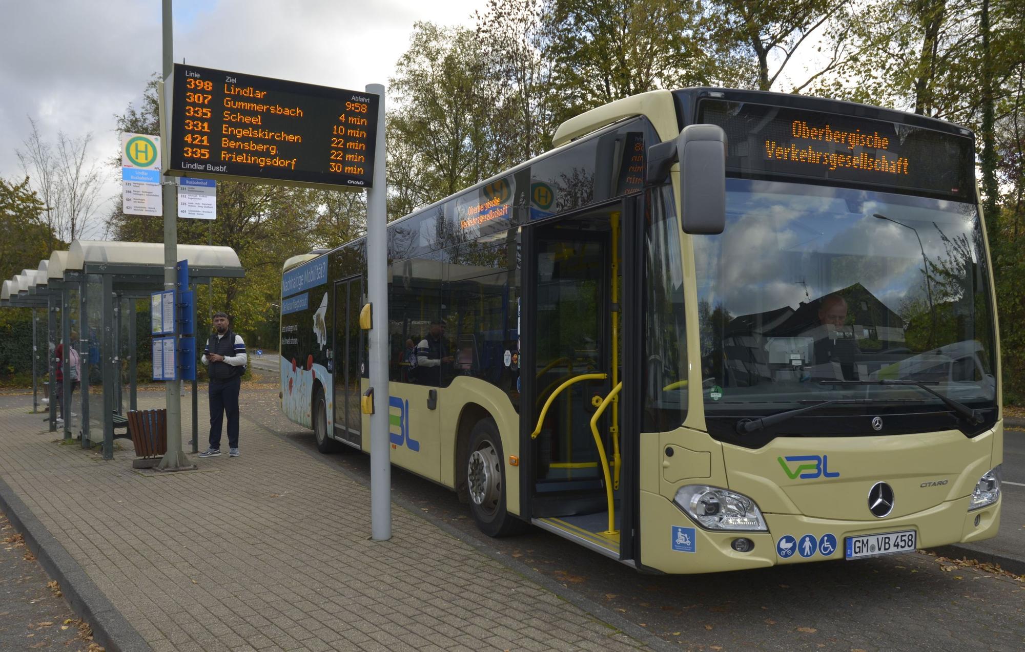 Das Archivfoto zeigt einen Ovag-Bus auf dem Lindlarer Busbahnhof.