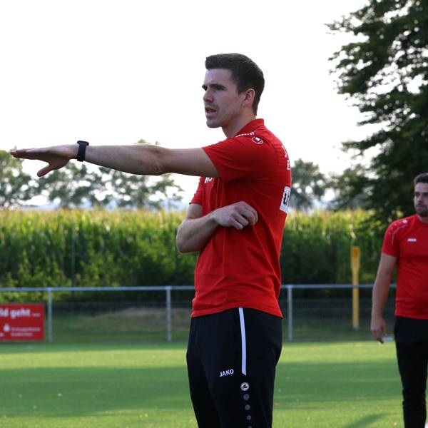 Trainer Marcel Schmitz dirigiert seine Mannschaft und gibt taktische Anweisungen.