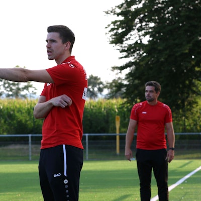 Trainer Marcel Schmitz dirigiert seine Mannschaft und gibt taktische Anweisungen.