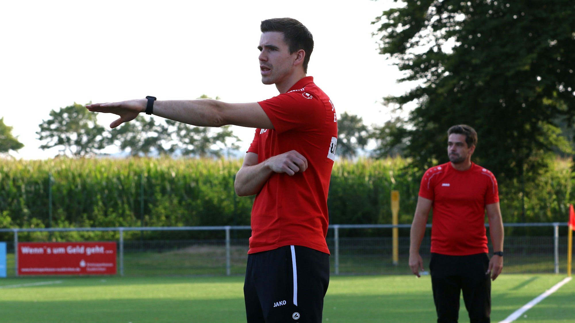 Trainer Marcel Schmitz dirigiert seine Mannschaft und gibt taktische Anweisungen.