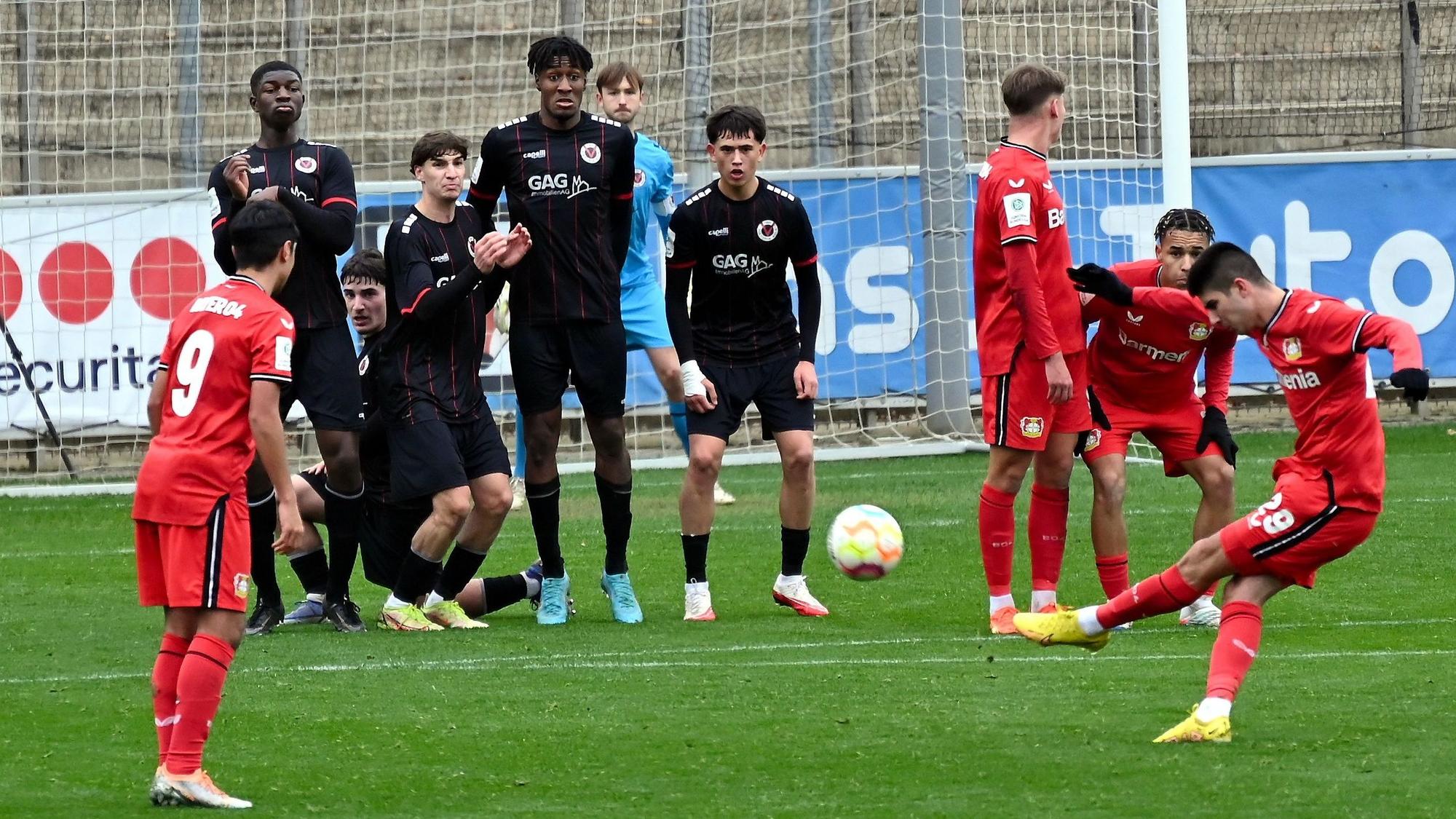 03.12.2022-Fussball-U19-Bayer 04 Leverkusen-Viktoria Köln
Abwehr Köln
links: Zoumana Keita (Köln)
rechts: Schuss von Batuhan Sertdemir (Bayer)
Foto: Uli Herhaus
