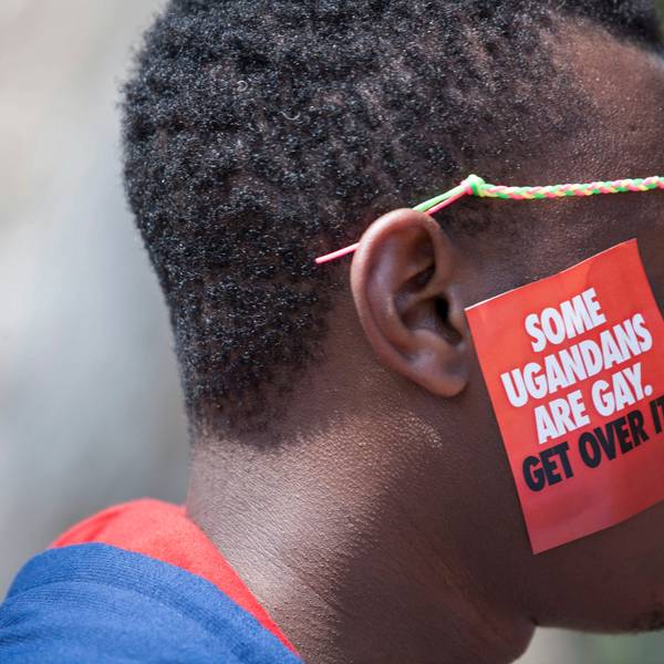 Ein ugandischer Mann trägt einen Aufkleber mit der Aufschrift „Some Ugandans Are Gay. Get Over It“ („Einige Ugander sind schwul. Finde dich damit ab“) während der LGBT-Pride-Feierlichkeiten auf seiner Wange.